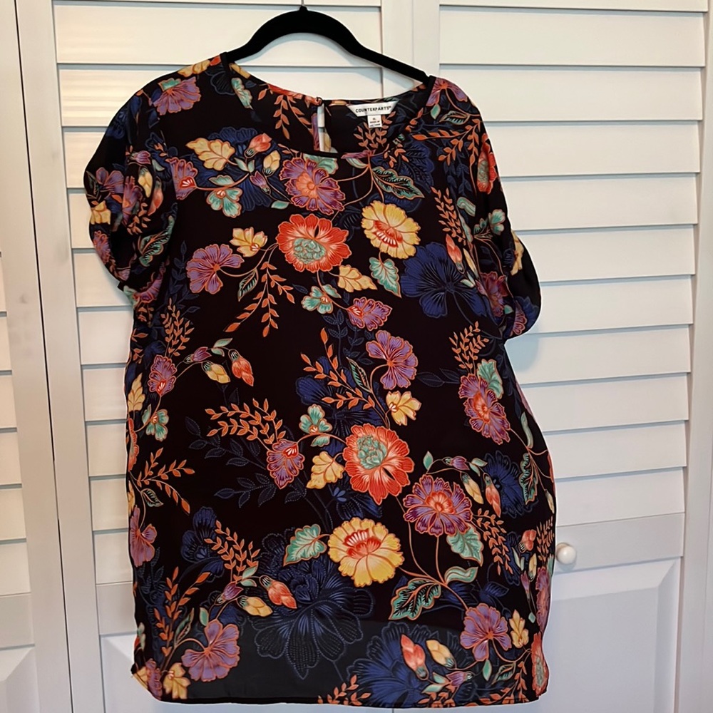 Bright floral top, like new.